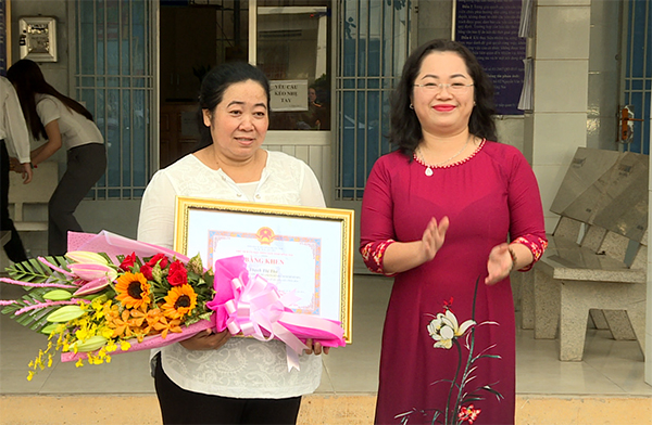 Khen thưởng người nhặt được 100 triệu đồng trả lại người bị mất