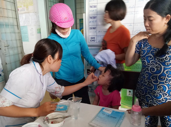 Trẻ nhỏ được cho uống vitamin A ở trạm y tế phường Bình Đa, TP.Biên Hòa trong ngày 1-12