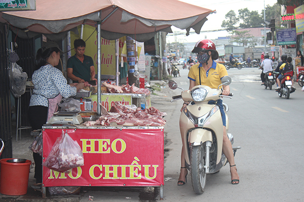 Sạp thịt bày ngay vỉa hè công khai trên đường Hoàng Minh Chánh (xã Hóa An, TP.Biên Hòa).