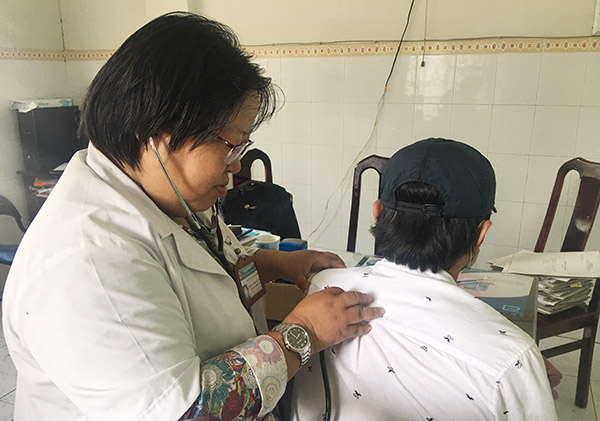 Bác sĩ Nguyễn Thị Hồng Hằng, phụ trách Phòng khám OPC, Trung tâm phòng chống HIV/AIDS Đồng Nai khám bệnh cho bệnh nhân.