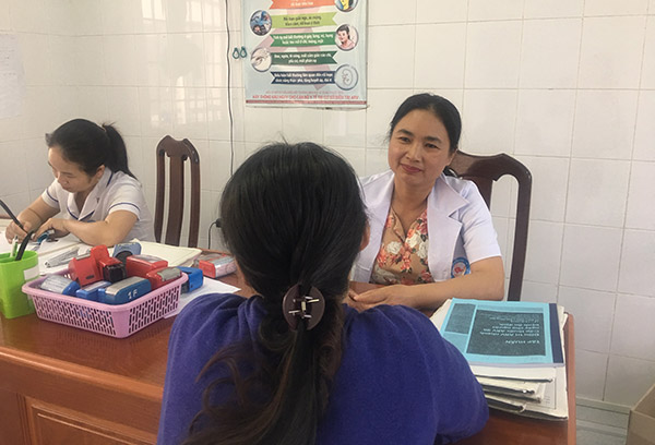 Bác sĩ Nguyễn Thị Liên, phụ trách Phòng khám OPC (Bệnh viện da liễu Đồng Nai) tư vấn cho bệnh nhân.