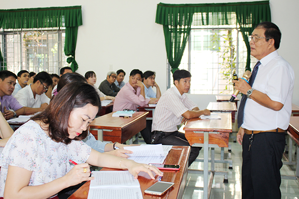 Luật sư Nguyễn Đức, Chủ tịch Hội Luật gia tỉnh triển khai các chuyên đề tại lớp bồi dưỡng.