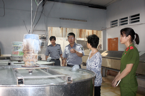 An toàn thực phẩm là một trong những vấn đề được cử tri rất quan tâm. Trong ảnh:  Đoàn kiểm tra liên ngành của tỉnh kiểm tra đột xuất một cơ sở sản xuất bún khô ở xã Long An, huyện Long Thành tháng 5-2018.  