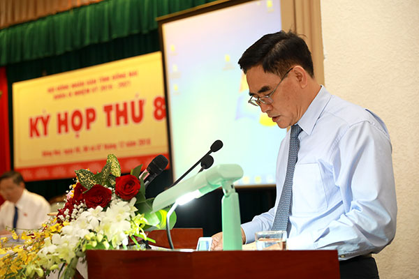 Phó chủ tịch UBND tỉnh Trần Văn Vĩnh trình bày báo cáo tình hình kinh tế-xã hội, quốc phòng-an ninh năm 2018