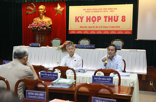 Bí thư Thành ủy Lê Văn Dành (bìa phải) chủ trì buổi thảo luận ở Tổ thảo luận 1