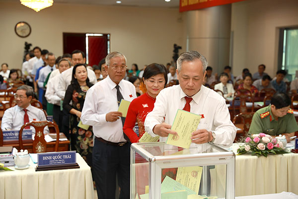 Các đại biểu HĐND tỉnh bỏ phiếu lấy tín nhiệm
