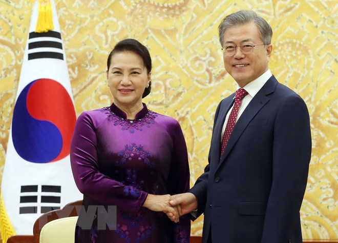 Chủ tịch Quốc hội Nguyễn Thị Kim hội kiến Tổng thống Hàn Quốc Moon Jae-in. (Ảnh: Trọng Đức/TTXVN)