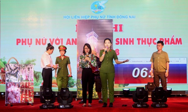Phần thi chào hỏi của đơn vị Hội Phụ nữ Công an tỉnh – đơn vị đoạt giải nhất hội thi 