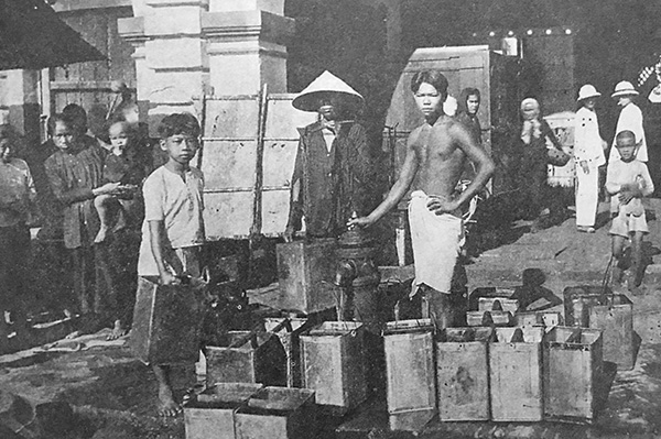 Cảnh chen chúc hứng nước công cộng ở Sài Gòn thập niên 30 thế kỷ 20.