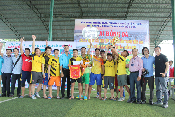 Đội bóng liên quân phóng viên thường trú tại Đồng Nai giành ngôi vô địch