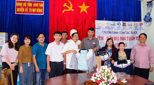 Đoàn công tác xã hội Công đoàn Tổng công ty Công nghiệp thực phẩm Đồng Nai trao áo ấm dành cho trẻ em đến lãnh đạo huyện Tu Mơ Rông, tỉnh Kom Tum. (ảnh: Công đoàn Tổng công ty Công nghiệp thực phẩm Đồng Nai)