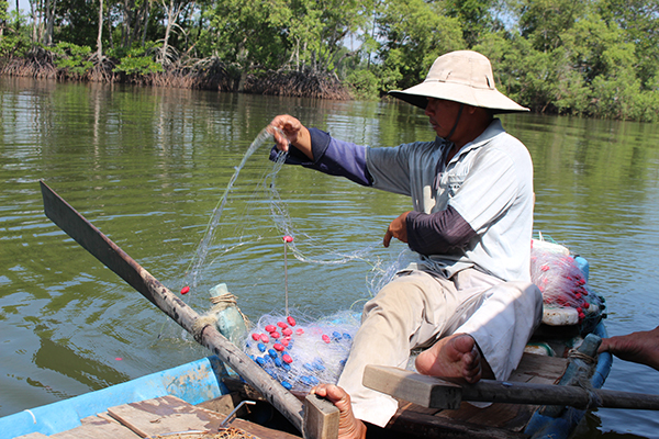Ngư dân thả lưới trên sông Thị Vải (huyện Nhơn Trạch).