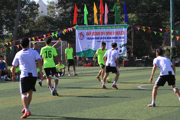 Đội Phú An Sinh (áo trắng) để thua 0-3 trước phường Hòa Bình ở trận khai mạc