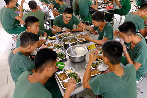 Bữa cơm trưa của chiến sĩ Tiểu đoàn 8 (Trung đoàn 3, Sư đoàn 9).