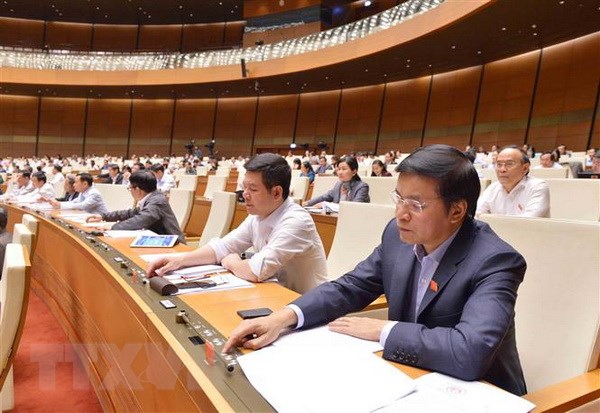 Đại biểu Quốc hội biểu quyết thông qua Nghị quyết về dự toán ngân sách nhà nước năm 2019. (Ảnh: Phương Hoa/TTXVN)