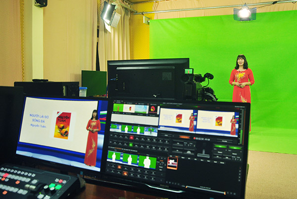 Giáo viên Trường THPT Nguyễn Hữu Cảnh (TP.Biên Hòa) thực hiện ghi hình bài giảng trực tuyến.
