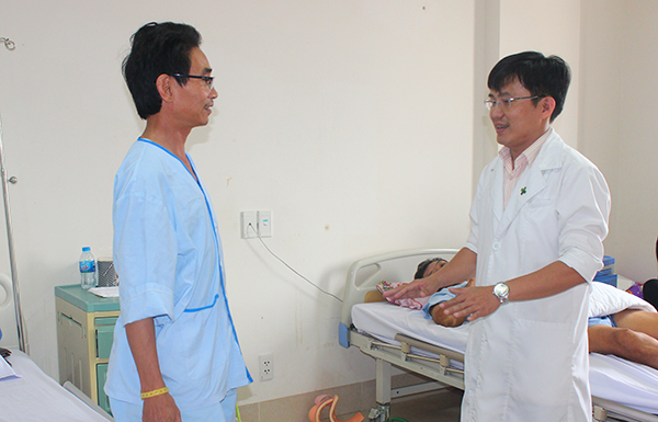 Bác sĩ Vũ Ngọc Bảo Quỳnh hướng dẫn bệnh nhân K. đi lại sau phẫu thuật.