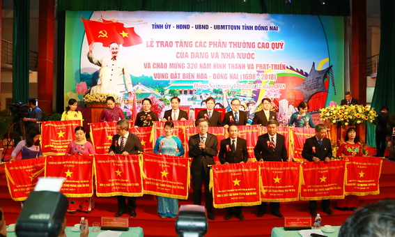 Chủ tịch UBND tỉnh Đinh Quốc Thái trao Cờ thi đua xuất sắc của Chính phủ cho các tâp thể