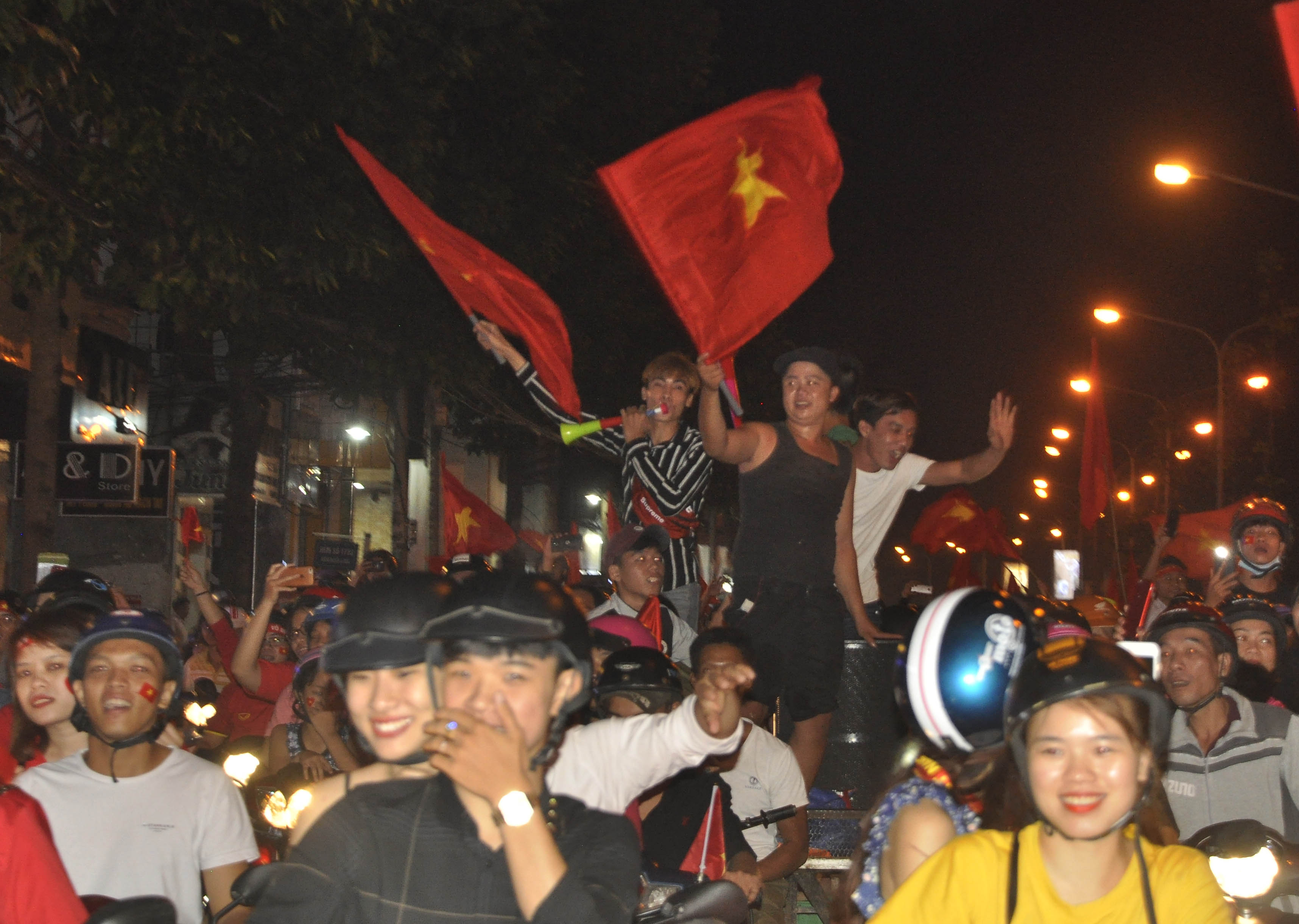 Dòng người từ các nơi đổ về khu vực trung tâm TP.Biên Hòa đón mừng chiến thắng