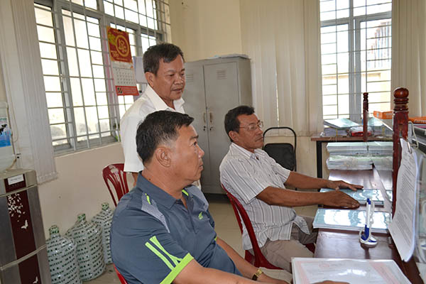 Phó chủ nhiệm Ủy ban Kiểm tra Huyện ủy Vĩnh Cửu Lê Văn Chẩn (người đứng) giám sát công tác cải cách hành chính ở Bộ phận một cửa xã Thạnh Phú.