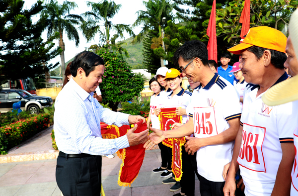 Bí thư Huyện ủy Xuân Lộc Phạm Văn Thuận tặng cờ lưu niệm cho các đơn vị tham dự giải