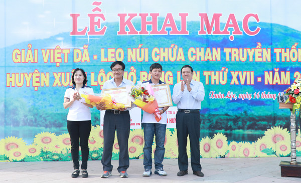 Lãnh đạo huyện Xuân Lộc tặng bằng tri ân cho hai nhà tài trợ cho giải đấu