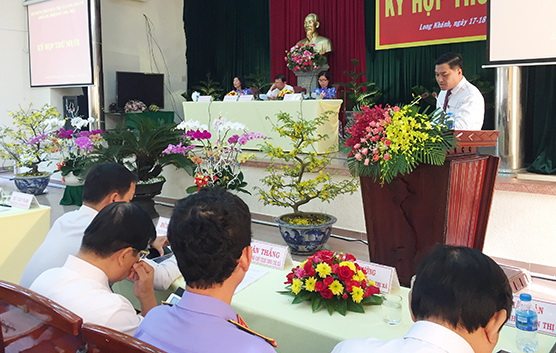 Chủ tịch UBND TX.Long Khánh Hồ Văn Nam phát biểu giải trình một số nội dung tại kỳ họp (ảnh: C.Nghĩa)
