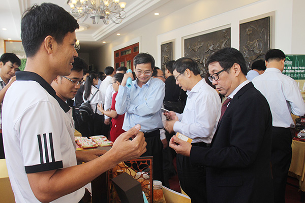 Phó cục trưởng Cục Công tác phía Nam - Bộ Khoa học công nghệ Lê Minh Khánh tham quan các gian trưng bày về khởi nghiệp tại hội nghị.