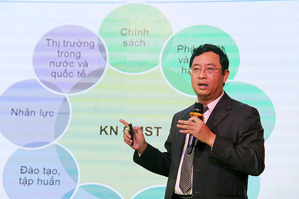 Đại diện Cục Phát triển thị trường và doanh nghiệp khoa học - công nghệ trình bày tham luận tại hội nghị.