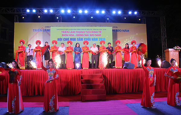 Các đại biểu cắt băng khai mạc triển lãm thành tựu kinh tế Biên Hòa - Đồng Nai 320 năm và Hội chợ mua sắm cuối năm 2018.