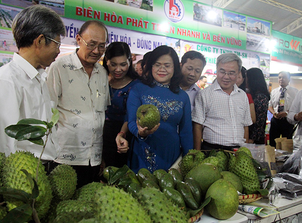 Phó chủ tịch Nguyễn Hòa Hiệp thăm gian trưng bày các sản phẩm nông nghiệp của huyện Cẩm Mỹ.