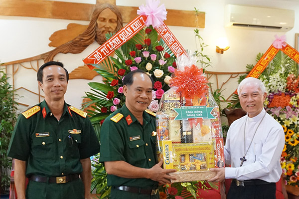 Đại tá Hoàng Đình Chung, Phó Chủ nhiệm Chính trị Quân khu tặng quà mừng giáng sinh cho Giám mục Đinh Đức Đạo. Ảnh: Ngọc Tuân.
