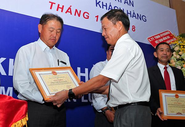 Điện lực Đồng Nai khen thưởng khách hàng tiết kiệm điện năm 2018.
