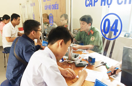 Người dân đến Phòng Quản lý xuất nhập cảnh đăng ký dịch vụ bưu điện chuyển hộ chiếu đến tận nhà.