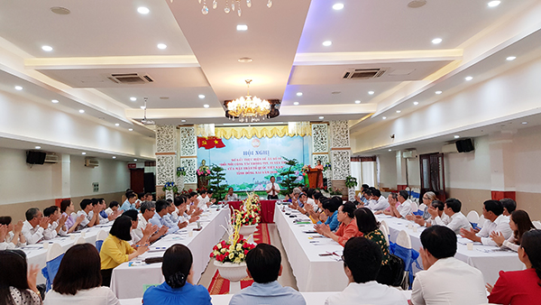 Chủ tịch Ủy ban MTTQ tỉnh Huỳnh Văn Tới phát biểu tại hội nghị.