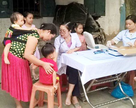 Tiêm vét vaccine sởi - Rubella cho trẻ tại xã Hiệp Phước  (huyện Nhơn Trạch).