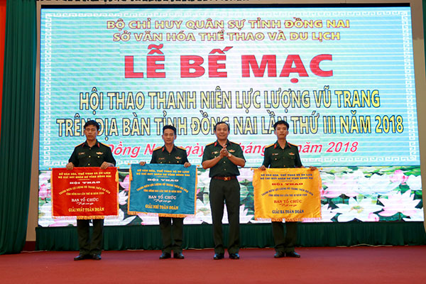 Đại tá Vũ Văn Điền, Phó chỉ huy Trưởng, Tham mưu trưởng Bộ Chỉ huy quân sự tỉnh trao cờ cho 3 đơn vị dẫn đầu toàn đoàn