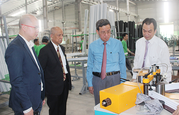 Chủ tịch UBND tỉnh Đinh Quốc Thái (giữa) thăm Công ty cổ phần Sado Group (TP.Biên Hòa)