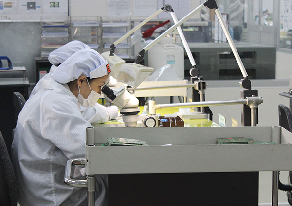 Sản xuất linh kiện điện tử xuất khẩu tại Công ty TNHH sản phẩm máy tính Fujitsu Việt Nam ở Khu công nghiệp Biên Hòa 2.