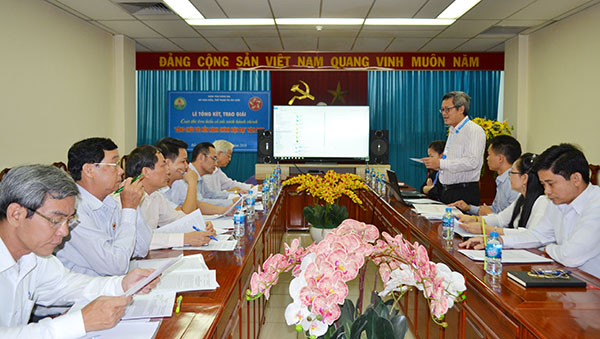 Phó giám đốc Sở Nội vụ Tạ Quang Trường trao đổi những kết quả trong công tác CCHC ở Đồng Nai.