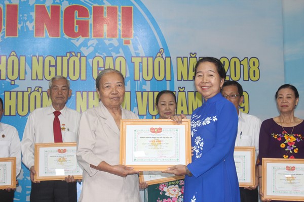 Bà Nguyễn Thị Kim Liên, Trưởng ban đại diện Hội Người cao tuổi tỉnh trao giấy khen cho đại diện các tập thể 