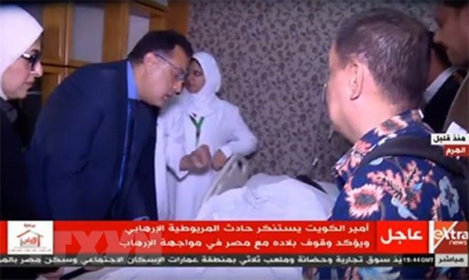 Thủ tướng Ai Cập Mostafa Madbouli (thứ 2, trái) thăm du khách Việt Nam bị thương trong vụ nổ bom xe khách tại quận Al-Haram, tỉnh Giza, đang được điều trị tại bệnh viện El-Haram, tối 28-12-2018. (Nguồn: Youtube/TTXVN)