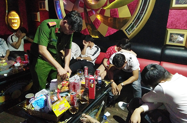 Công an TP.Biên Hòa kiểm tra một quán karaoke ở phường An Bình (TP.Biên Hòa) phát hiện hàng chục thanh niên dương tính với ma túy.
