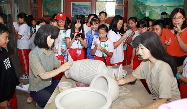 Học sinh Trường TH-THCS-THPT song ngữ Lạc Hồng (TP.Biên Hòa) tham quan Bảo tàng Đồng Nai - một trong những giờ học ngoại khóa của nhà trường.