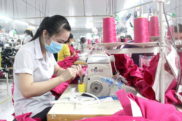 May mặc là mặt hàng xuất khẩu chủ lực của Đồng Nai và có xuất siêu lớn. Trong ảnh: Sản xuất dệt may xuất khẩu sang thị trường EU của doanh nghiệp ở Khu công nghiệp Amata (TP.Biên Hòa). 