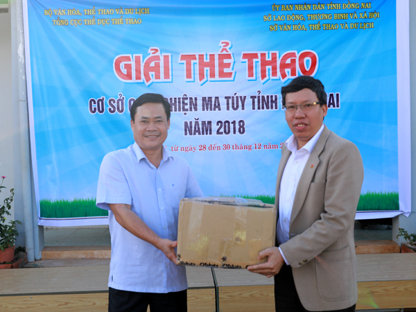 Ông Phạm Đông Anh, Phó Vụ trưởng Vụ thể thao quần chúng Tổng cục TDTT (phải) tặng dụng cụ thi đấu thể thao cho Cơ sở điều trị cai nghiện ma túy Đồng Nai