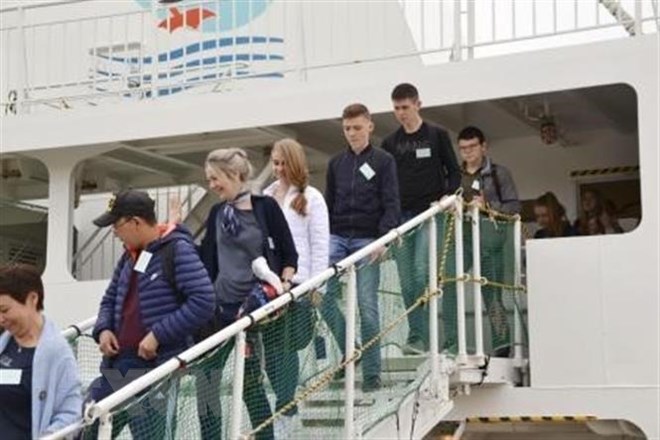 Các học sinh và giáo viên Nga trên đảo tranh chấp ngoài khơi Hokkaido tới cảng Nemuro ngày 24-5. (Ảnh: Kyodo/TTXVN)