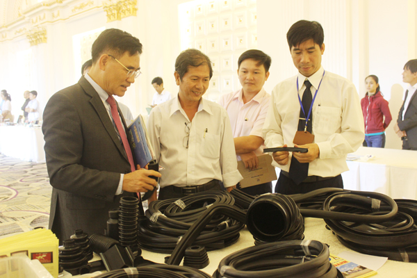 Phó chủ tịch UBND tỉnh Trần Văn Vĩnh chủ trì hội nghị xúc tiến thương mại để kết nối doanh nghiệp Đồng Nai và doanh nghiệp FDI trên địa bàn. Ảnh: H.GIANG