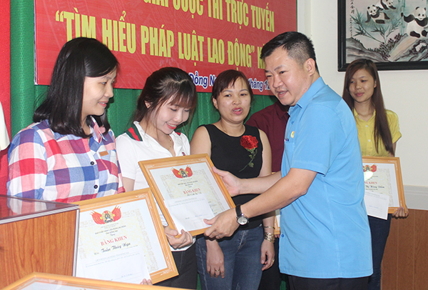 Phó chủ tịch Liên đoàn Lao động tỉnh Tăng Quốc Lập tặng thưởng cho các thí sinh đoạt giải.