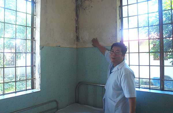 Phòng Cấp cứu của Trạm y tế xã Xuân Thiện (huyện Thống Nhất) được xây dựng từ năm 1998. Đến nay, cửa phòng đã bị gỉ sét, tường bị thấm nước khiến rêu mọc ẩm ướt.